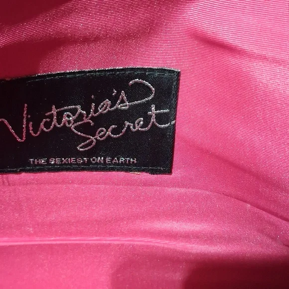 Giveaway Victoria Secret clutch - Picture 2 of 3